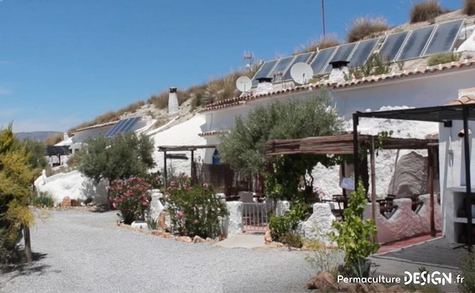 visite insolite de gîtes troglodytes avec jardin en permaculture