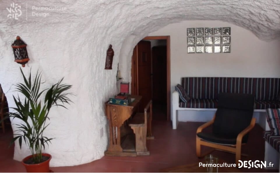 visite insolite de gîtes troglodytes avec jardin en permaculture