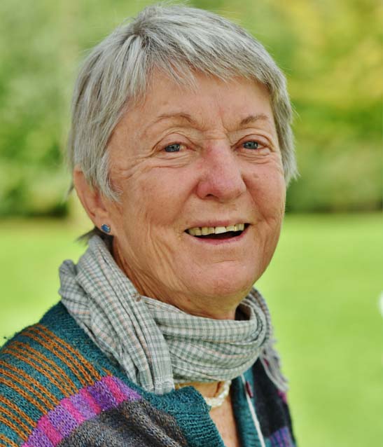 Portrait de Rosemary Morrow auteure du livre Manuel d’apprentissage pas à pas de la Permaculture paru aux Éditions Imagine Un Colibri.