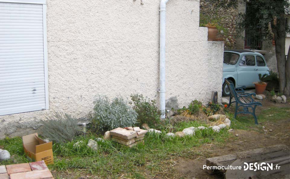 Grâce à la formation « Invitez la permaculture dans votre jardin », Myriam et Déborah ont transformé un parking en jardin potager résilient.