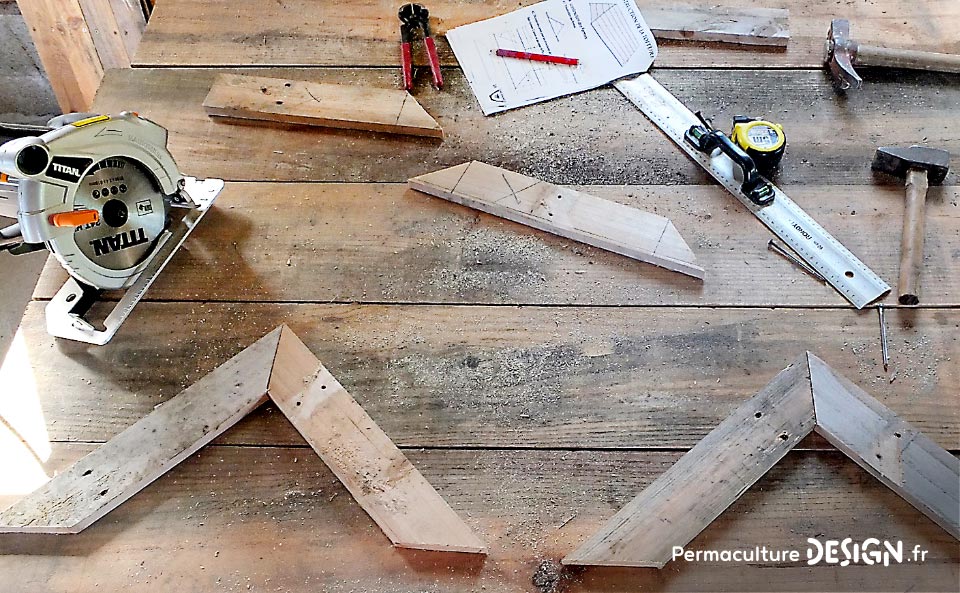 Explications et plans de Pierre Javaudin, expert en apiculture naturelle, pour la fabrication d’une ruche horizontale en palettes et matériaux de récupération, recyclés.