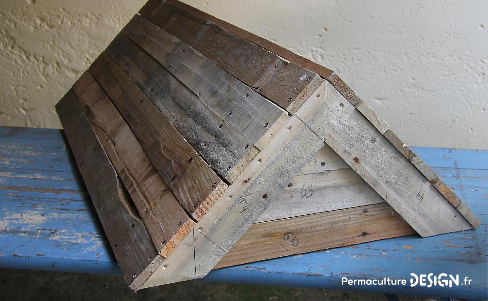 Explications et plans de Pierre Javaudin, expert en apiculture naturelle, pour la fabrication d’une ruche horizontale en palettes et matériaux de récupération, recyclés.