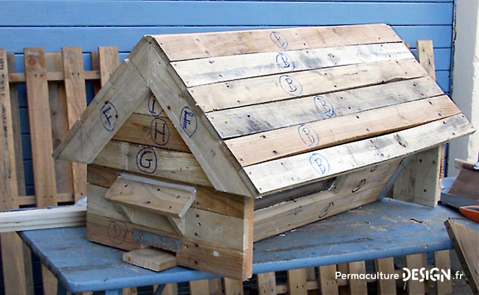 Explications et plans de Pierre Javaudin, expert en apiculture naturelle, pour la fabrication d’une ruche horizontale en palettes et matériaux de récupération, recyclés.