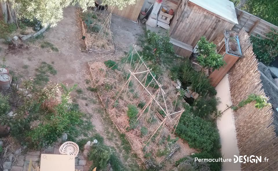 Grâce à la formation « Invitez la permaculture dans votre jardin », Myriam et Déborah ont transformé un parking en jardin potager résilient.