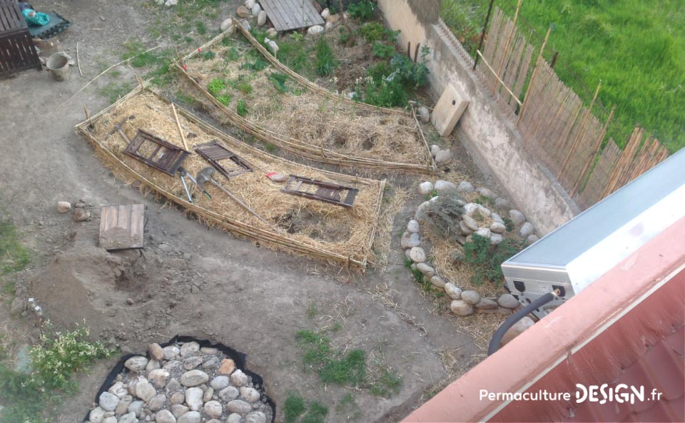 Grâce à la formation « Invitez la permaculture dans votre jardin », Myriam et Déborah ont transformé un parking en jardin potager résilient.