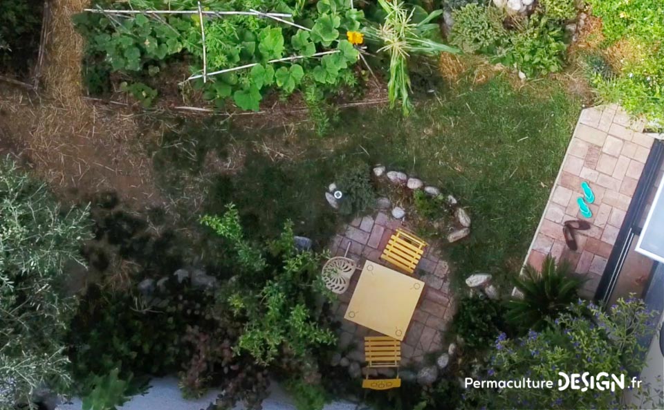 Grâce à la formation « Invitez la permaculture dans votre jardin », Myriam et Déborah ont transformé un parking en jardin potager résilient.