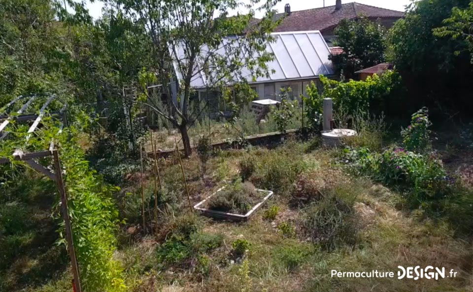 Julie et Ludovic ont réussi à transformer un verger classique en jardin d’abondance grâce au design de permaculture.