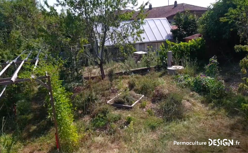 Julie et Ludovic ont réussi à transformer un verger classique en jardin d’abondance grâce au design de permaculture.