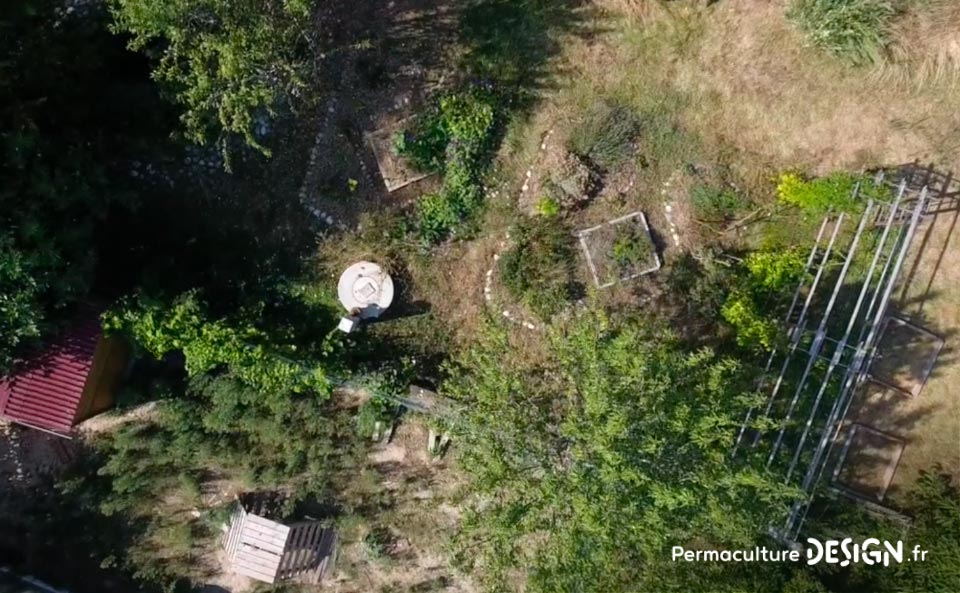 Julie et Ludovic ont réussi à transformer un verger classique en jardin d’abondance grâce au design de permaculture.