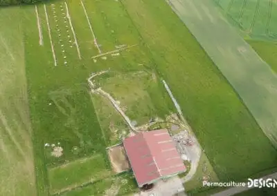 Lauriane et Charles Durant, gérants de la Ferme du Vieux Poirier en Alsace depuis 2012, nous expliquent comment et pourquoi ils ont transformé leur micro-ferme grâce à la permaculture.