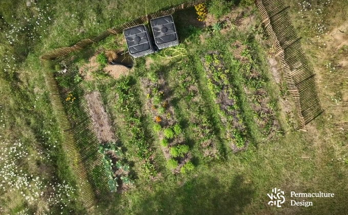 Vue aérienne sur un petit potager en permaculture conçu comme un véritable écosystème.