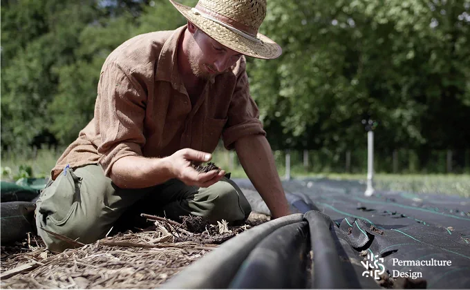 Fermier en maraîchage sur sol vivant.