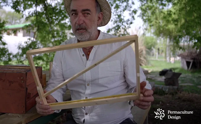 Le cadre à jambage permet d'éviter la cire gaufrée.