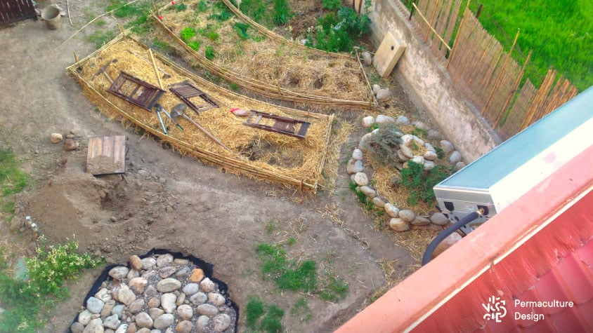 Petit jardin en permaculture urbain au début de l’installation du design.