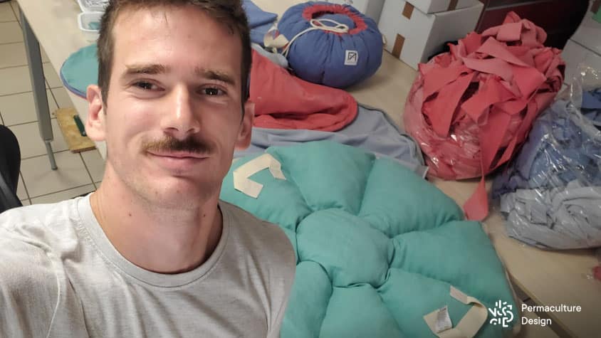 Adrien Combe-Laboissière, fondateur de Fons Amoris dans son atelier de fabrication de marmites norvégiennes en tissus 100 % françaises.