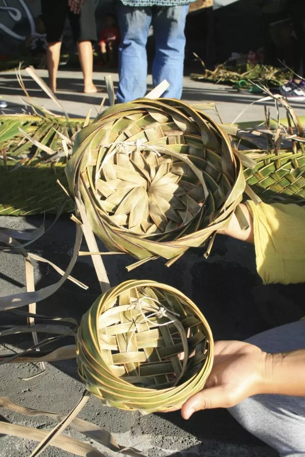 La permaculture en milieu tropical : le tressage d'une feuille de cocotier peut nous permettre de nombreuses formes et applications
